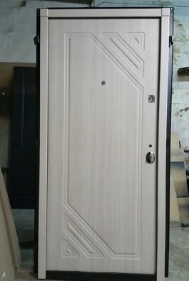 Квартирная дверь цвета беленый дуб с фрезерованной МДФ панелью