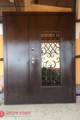 Полуторная парадная дверь с ковкой и стеклопакетом