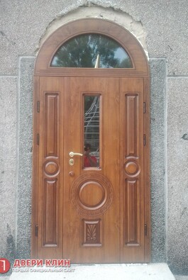 Арочная дверь со стеклом и ковкой