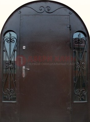 Арочная дверь со стеклом и ковкой ДА-16 под старину в Голицино