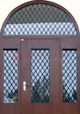 Крепкая стальная арочная дверь со стеклом и ковкой ДА-21 в Голицино