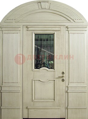 Белая входная дверь массив со стеклом и ковкой ДА-49 в Голицино