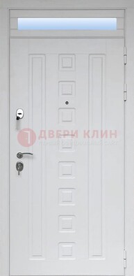 Белая металлическая дверь с фрамугой для коттеджа ДФГ-21 в Голицино