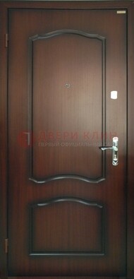 Коричневая стальная дверь с МДФ ДМ-138 для квартиры в Голицино