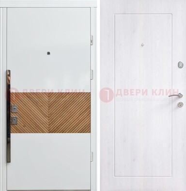 Белая железная дверь МДФ горизонтальной вставкой ДМ-265 в Голицино
