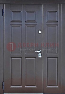 Тёмная двухстворчатая входная дверь для коттеджа с МДФ ДМ-533 в Санкт-Петербурге