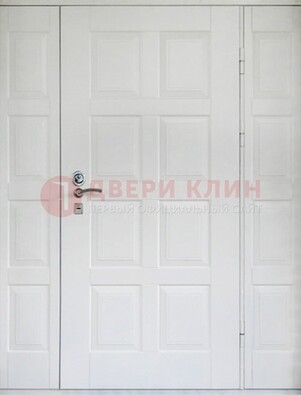 Белая входная дверь для коттеджа с МДФ ДМ-536 в Голицино