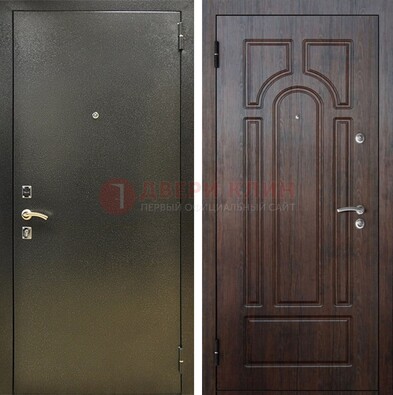 Железная темно-серая дверь с порошковым напылением и МДФ Тисненый орех ДП-275 в Голицино
