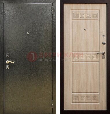 Железная темно-серая дверь с порошковым напылением и МДФ с резьбой ДП-276 в Голицино