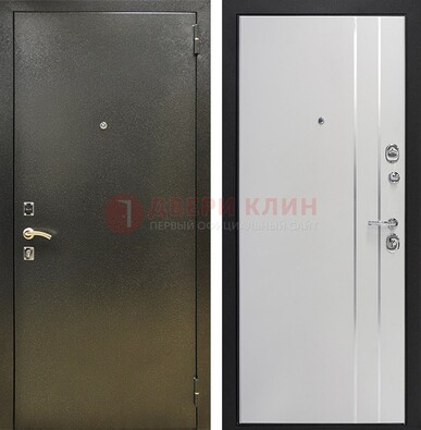 Железная темная дверь с порошковым покрытием и белая МДФ с молдингами  ДП-296 в Голицино