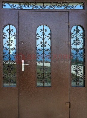 Железная парадная дверь со стеклом и ковкой ДПР-16 для общественных зданий в Голицино