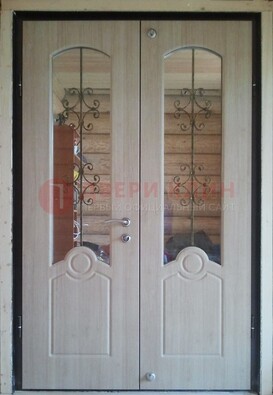 Парадная дверь со стеклянными вставками и ковкой ДПР-23 в деревянный дом в Голицино