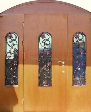Парадная дверь со стеклянными вставками и ковкой ДПР-28 в общественное здание в Голицино