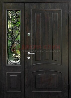 Парадная дверь со стеклянными вставками и ковкой ДПР-31 в кирпичный дом в Голицино