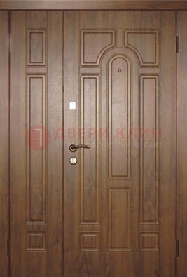 Двухстворчатая коричневая парадная дверь ДПР-48 в Голицино