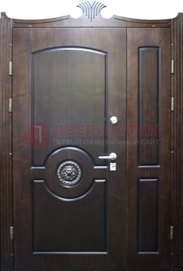 Коричневая парадная дверь с украшением ДПР-52 с утеплением в Голицино
