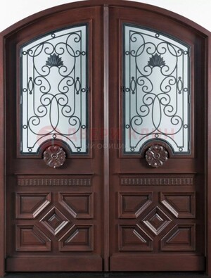 Арочная коричневая парадная дверь ДПР-66 в Голицино