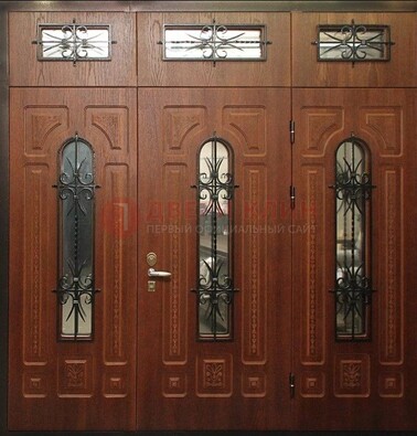 Парадная дверь с металлическими вставками и ковкой ДПР-72 в дом в Голицино