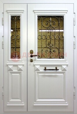 Белая парадная металлическая дверь со стеклом и ковкой ДПР-83 в Голицино