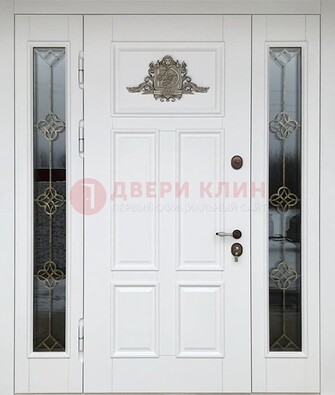 Белая входная парадная дверь со стеклом и ковкой ДПР-92 в Голицино