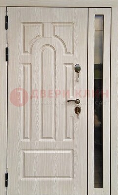Белая металлическая дверь со стеклом ДС-68 в Голицино