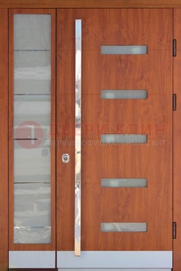 Коричневая металлическая дверь со стеклом ДС-72 в Голицино