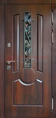 Темная железная дверь со стеклом и ковкой для кирпичного дома ДСК-136 в Голицино