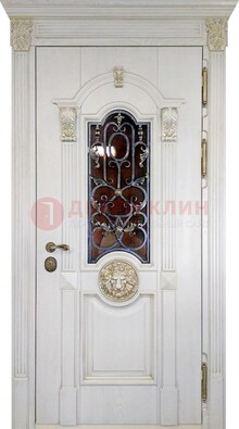 Белая железная дверь со стеклом и ковкой для кирпичного дома ДСК-155 в Голицино