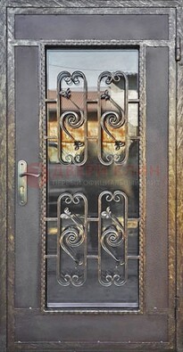 Коричневая наружная дверь порошок со стеклом и ковкой ДСК-160 в Голицино