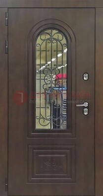 Классическая стальная дверь со стеклом и ковкой для коттеджа ДСК-178 в Голицино