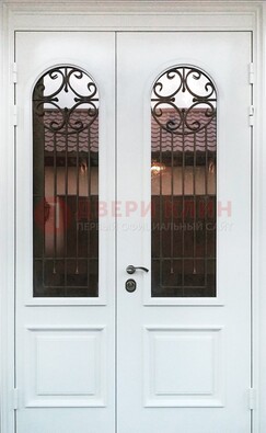 Белая стальная дверь стекло с ковкой и филенкой ДСК-201 в Голицино