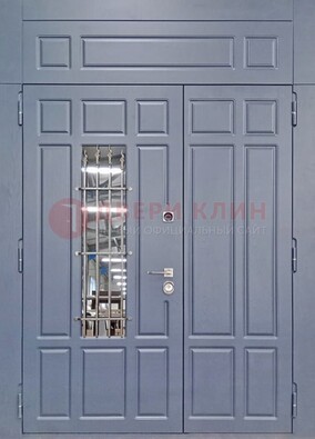 Серая двухстворчатая дверь Винорит со стеклом и ковкой ДСК-234 RAL 7024 в Голицино
