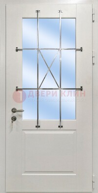 Белая простая железная дверь Винорит со стеклом и ковкой ДСК-257 в Голицино
