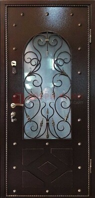 Влагостойкая дверь со стеклом и ковкой с декором ДСК-37 в Голицино