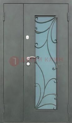 Двухстворчатая железная дверь со стеклом и ковкой ДСК-40 в Раменском