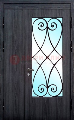Стальная дверь со стеклом и ковкой ДСК-69 в деревянный дом в Голицино