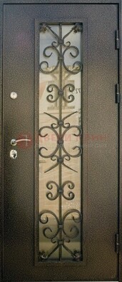 Входная дверь Дверь со стеклом и ковкой черного цвета ДСК-76 для веранды в Голицино