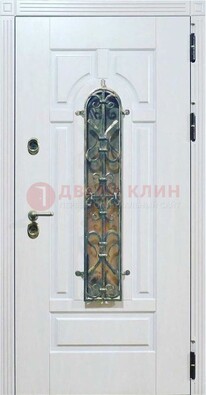 Белая остекленная металлическая дверь с ковкой ДСК-98 в Голицино