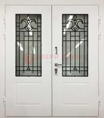 Белая двухстворчатая уличная дверь Винорит со стеклом ДСТ-4 в Голицино