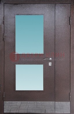 Коричневая тамбурная дверь со стеклянными вставками ДТМ-21 в Голицино