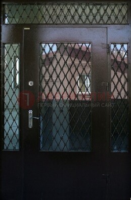 Коричневая тамбурная дверь со стеклянными вставками и ковкой ДТМ-32 в Голицино