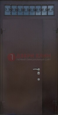 Коричневая тамбурная дверь со стеклянными вставками и ковкой ДТМ-39 в Голицино