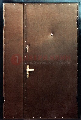 Коричневая тамбурная дверь с оформлением ДТМ-40 в Голицино