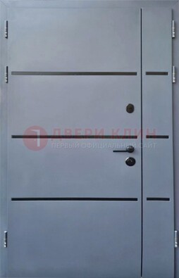 Серая металлическая тамбурная дверь с молдингами ДТМ-42 в Голицино