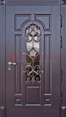 Темная уличная дверь с виноритом и стеклом с ковкой ДВТ-164 в Голицино