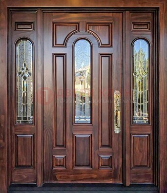 Железная классическая дверь с массивом дуба и витражом ВЖ-18 в Голицино