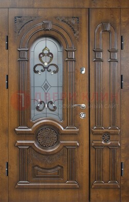 Коричневая двухстворчатая железная дверь с МДФ и витражом ВЖ-32 в Голицино