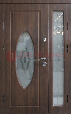 Коричневая двухстворчатая железная дверь с МДФ и витражом ВЖ-33 в Голицино